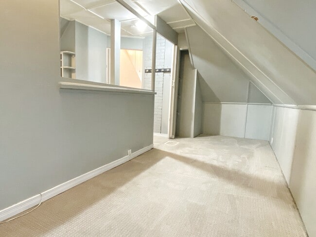 Building Photo - 32 Mackay Av Unit 3