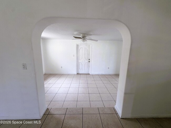 Photo - 305 Edinburgh Dr