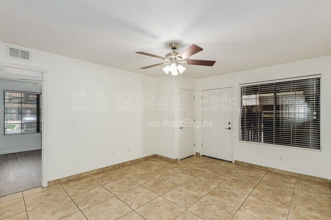 Photo - 1905 E University Dr Unidad 117