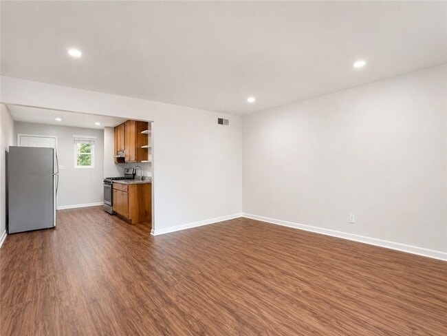 Photo - 3203 E Point St Unidad 4