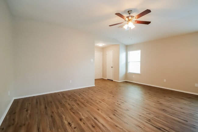 Photo - 302 Glencarry Trail