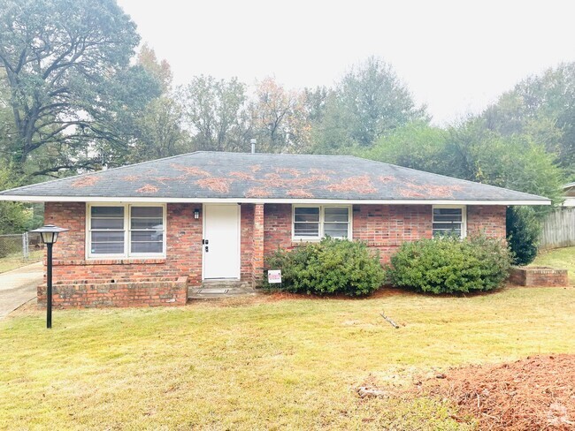 Building Photo - ** 3 Bed 1 Bath Located in Forrest Hills *... Rental