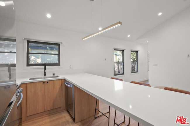 Photo - 1333 N June St