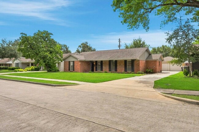 Photo - 10503 Shadow Wood Dr