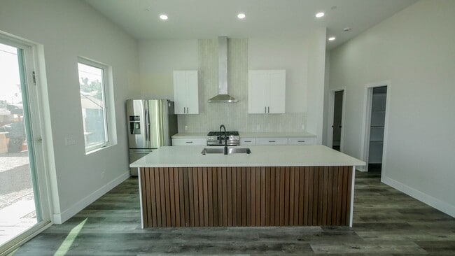 Photo - 5535-5539 Potomac St. Unidad 5539