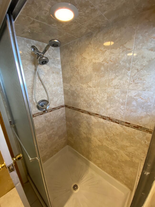 Photo - 16803 Jamaica Ave