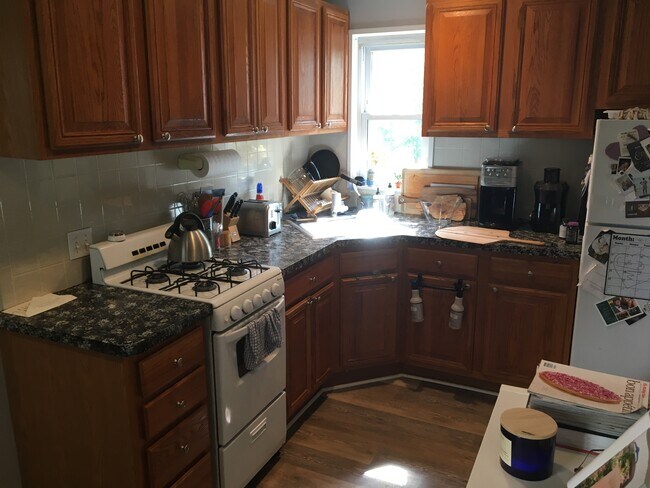 Building Photo - 32 Tufts St Unit 2 Rental