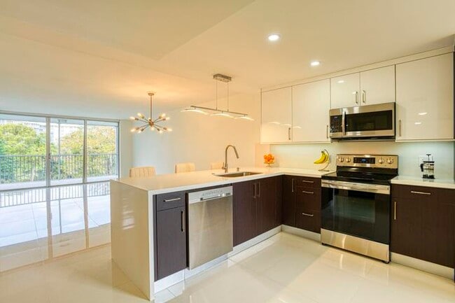 Building Photo - 535 Oaks Dr Unit 535 Oaks Drive 510