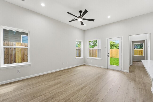 Photo - 4354 Clover St