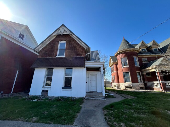 Building Photo - 1136 State St Unit 1136 1/2 State