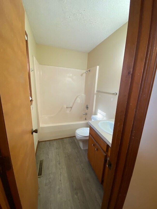 Photo - 3 Bed 2 Bath GREAT LOCATION!