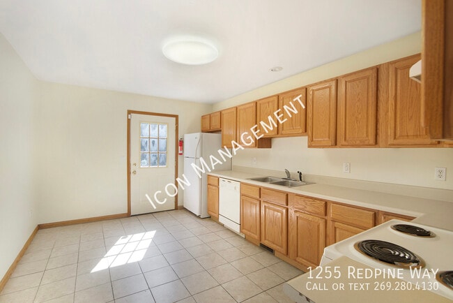 Photo - 1255 Redpine Way
