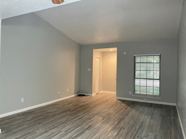 Photo - Townhome For Rent in Dallas - 3 Bedrooms/2 Baths