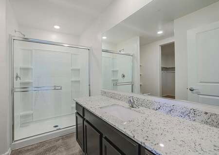 Master bathroom - 2517 N McDonald Ln