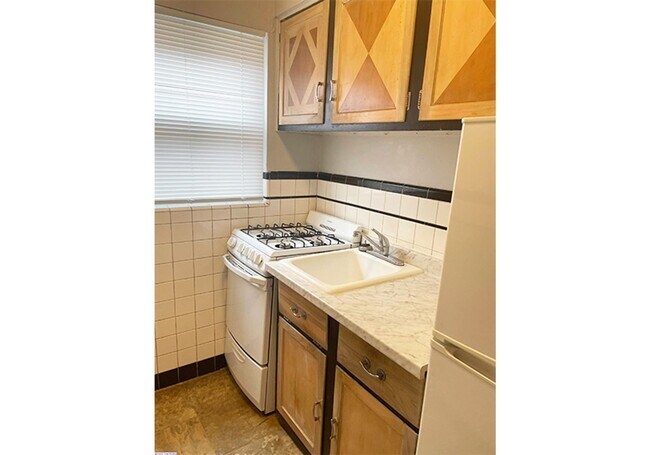 Building Photo - 956 Ludlow Ave Unit 956-07