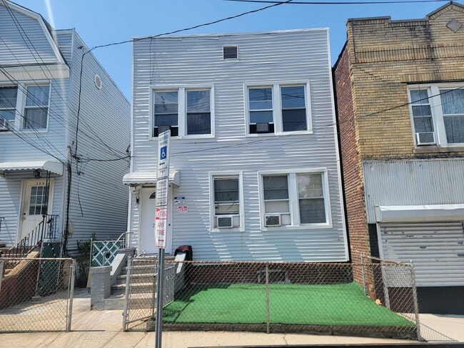 Building Photo - 291 Cator Ave Unit 3