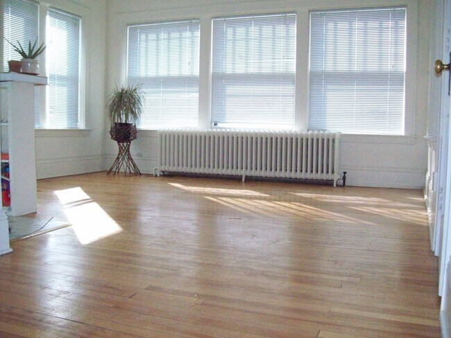 Photo - 1919 Dupont Ave S