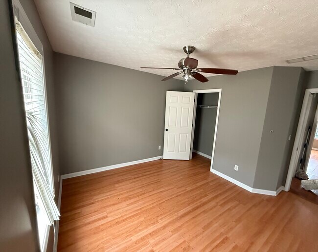 Photo - 212 Towler Dr