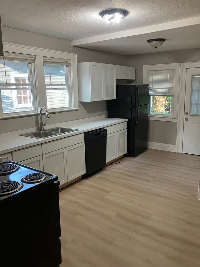 Building Photo - Spacious 4BR 2 Bath Colonial Rental