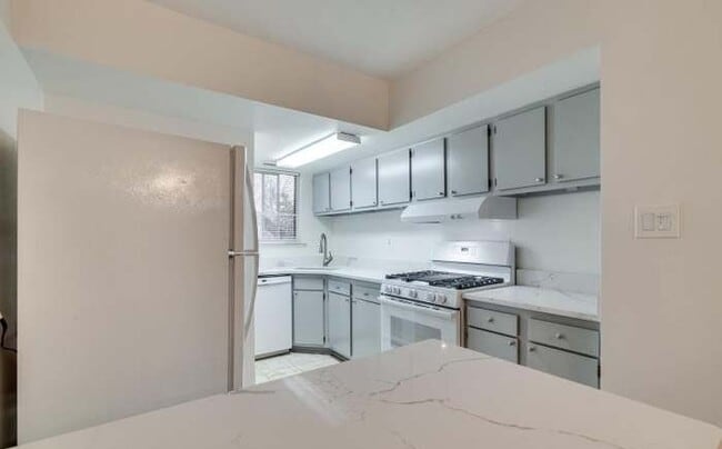 Kitchen - 3700 N Rosser St Unit 201