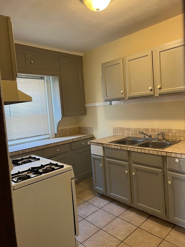 Building Photo - 2426 Benderwirt Ave Unit 2426-2E