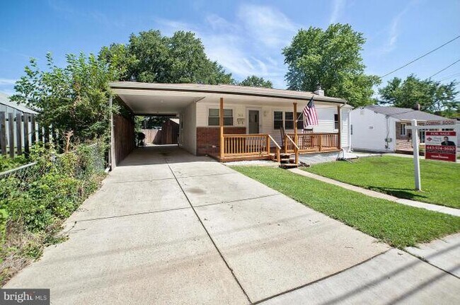 Photo - 5112 Hollywood Rd Unidad Furnished 4 Bedroom House in College Park