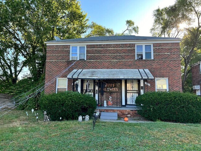 Photo - 8880 Rutherford St