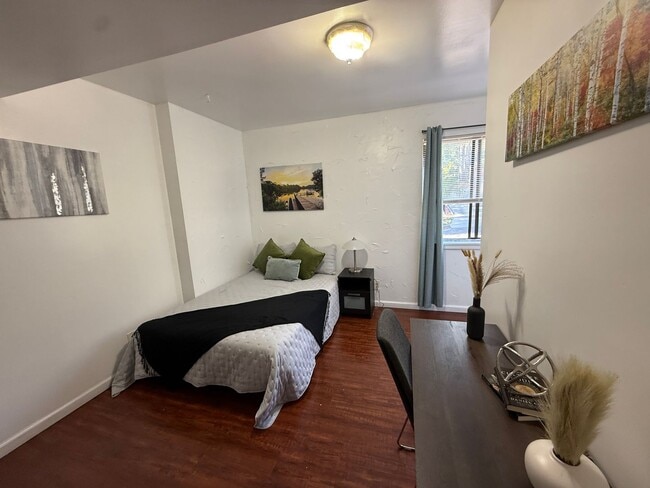 Photo - Spacious Furnished Guy Room Downtown ASAP Unit 15 - 15C