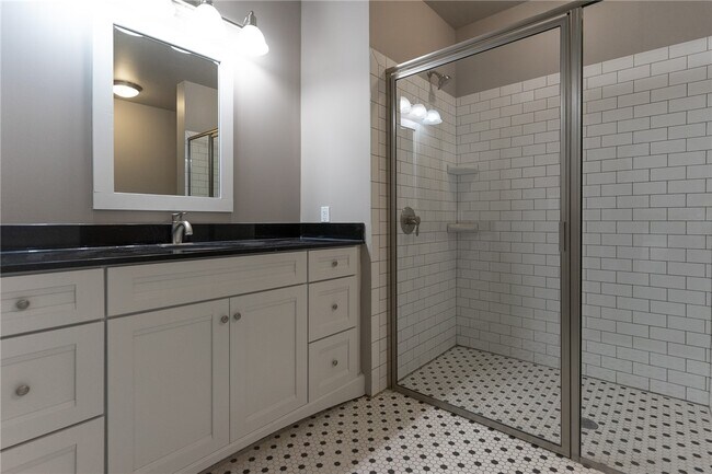 Photo - 300 Alexander St