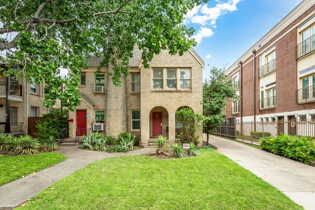 Building Photo - East Dallas Duplex, Walking Distance to Lo...