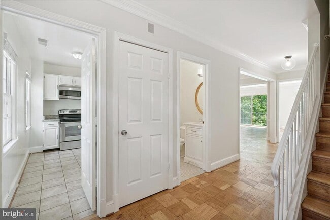 Photo - 3231 Sutton Pl NW