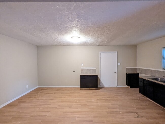 Building Photo - 2016 Creston Dr