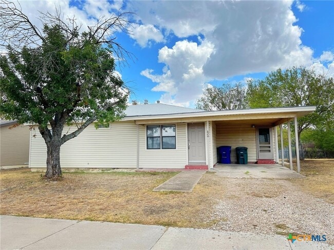 Photo - 620 W Avenue B