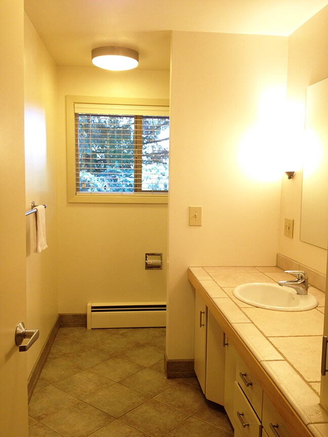 5915 S Cooper St Unit Middle Bedroom