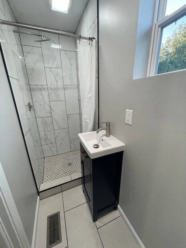 4522 E Washington St Unit 2ND FLOOR
