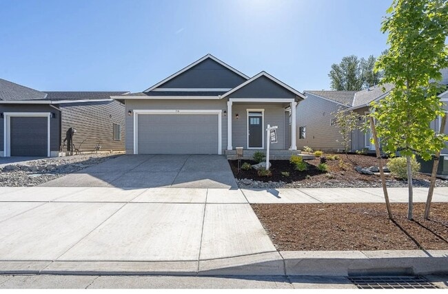 Photo - 718 Tigerlily St