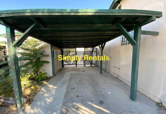 Photo - 208 University Blvd SE