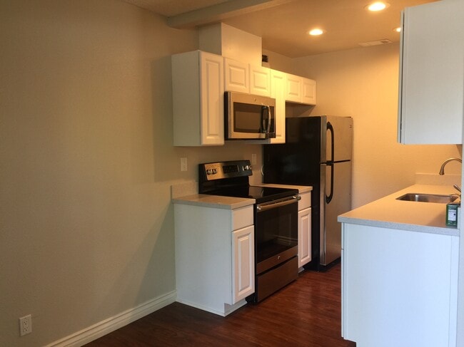 Photo - 5717 Makati Cir Unit b