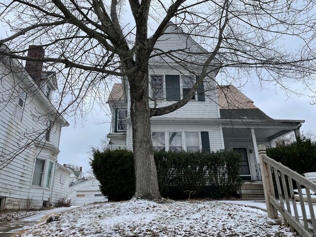 Building Photo - 413 E Garfield Ave Unit 2