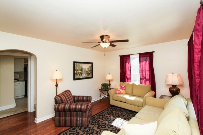 Photo - Spacious 3 bedroom 1.5 Bath Gem Available ...