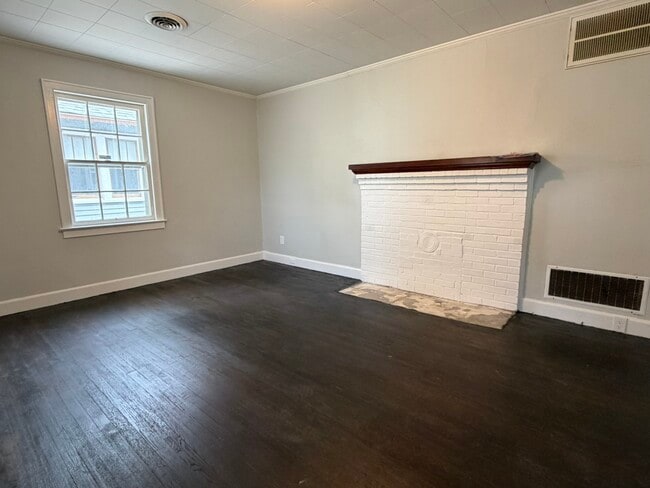 Photo - 2440 Woodbine Ave