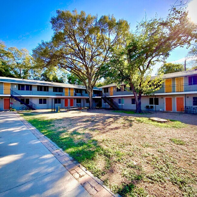 Photo - Spacious 2 Bedroom / 1 Bathroom Apartment ... Unit 31