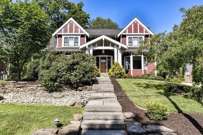 Building Photo - 215 N Van Buren St