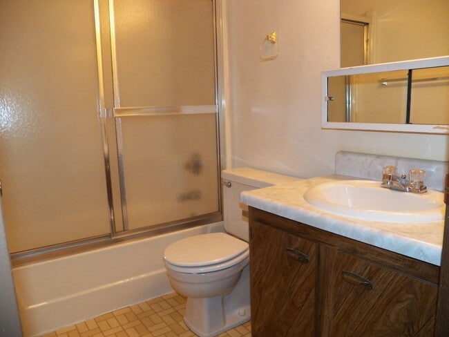 Building Photo - 1008 Bridgit Ct SE Unit 04