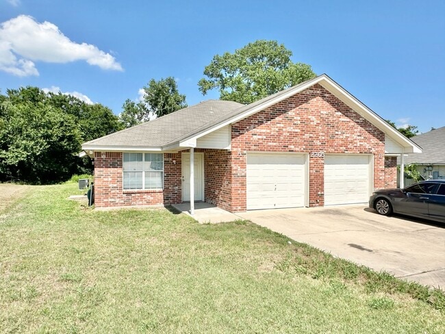 Building Photo - 2205 Indian Trail