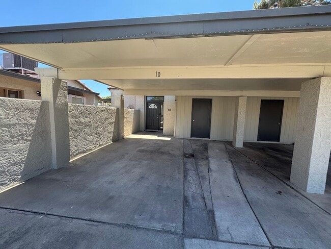 Building Photo - Bright & Spacious 2 Bedroom Condo with Vaulted Ceilings in Phoenix Unit 10