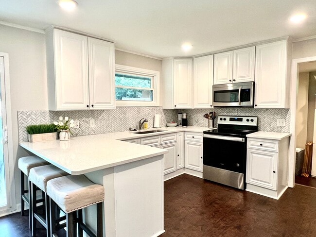 Photo - 3 bed 2 bath Single Family Home - Located between Southend, SouthPark & Myers Park