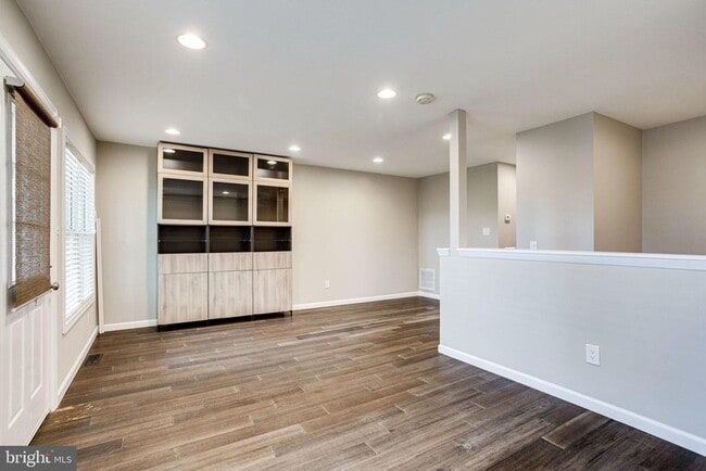 Photo - 2648 Bowen Rd SE