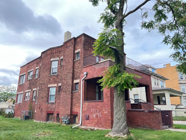 Building Photo - 305 Herkimer St Unit 1