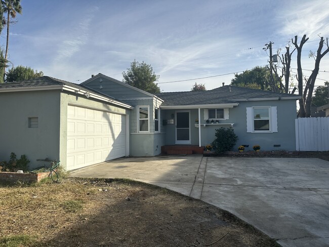 Great Tarzana location, hardwood floors, central air, covered patio nice backyard. - 18318 Erwin St House